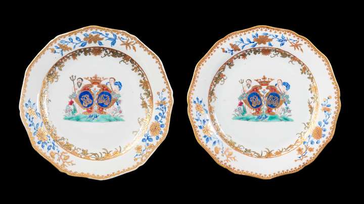 GG: Pair of Chinese Pseudoarmorial porcelain dinner plates
